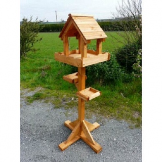 Кормушки для птиц и белок.